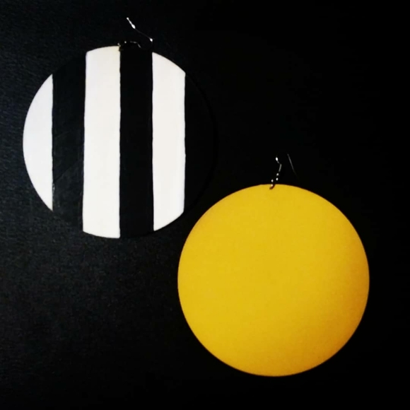 Beetlejuice Earrings - Picture 8 of 9